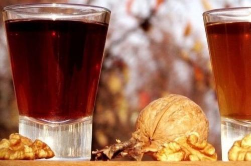 Ореховый отвар зубной камень и налет удалит.

