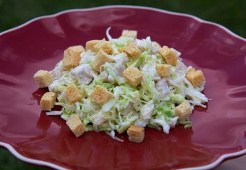 Салат из свежей капусты с курицей. Салат из свежей капусты с курицей.