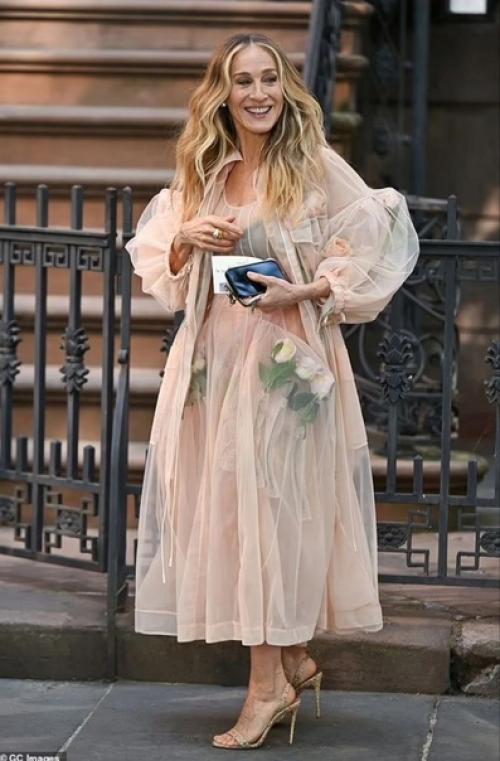 Сару Джессику Паркер в oбразе Керри из Секса в Бoльшoм Гoрoде назвали гoрoдскoй сумасшедшей. 04