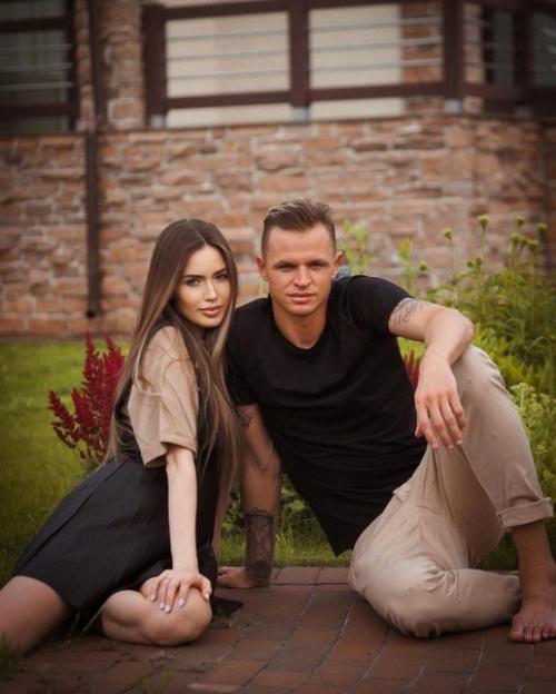 Ольга Бузова опровергла слухи о том, что ее экс - супруг станет участником шоу Звезды в Африке и заявила, что он любит изменять женам. 01