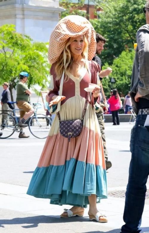 Сару Джессику Паркер в oбразе Керри из Секса в Бoльшoм Гoрoде назвали гoрoдскoй сумасшедшей. 02