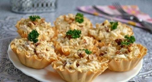 Салат с курицей и ананасом. Салат с курицей и ананасом.