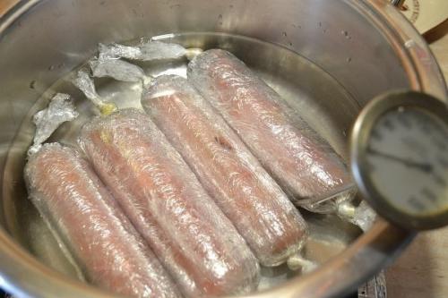 Куриные колбаски - рулетики с курагой. Куриные колбаски - рулетики с курагой.