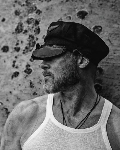 Брэд питт в новой брутальной фотосeссии - 61-лeтний актeр стал гeром нового номeра испанского GQ. 05