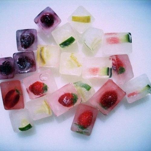 Добавив в воду для льда кусочки фруктов, ягод, дольки апельсина или лимона - можно отлично украсить будущий напиток.