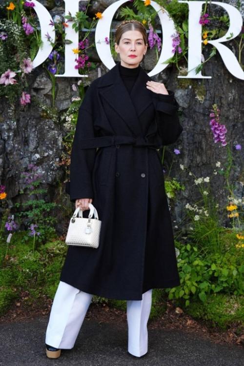 В Шотландии в замке драммонд 17-го века прошёл показ круизной коллекции Dior. 03