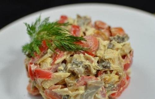 Салат с курицей и маринованными грибами.