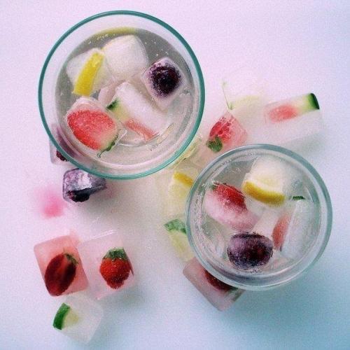 Добавив в воду для льда кусочки фруктов, ягод, дольки апельсина или лимона - можно отлично украсить будущий напиток. 01