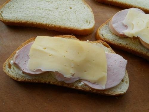 Рецепт горячих бутербродов с колбасой и сыром. 03