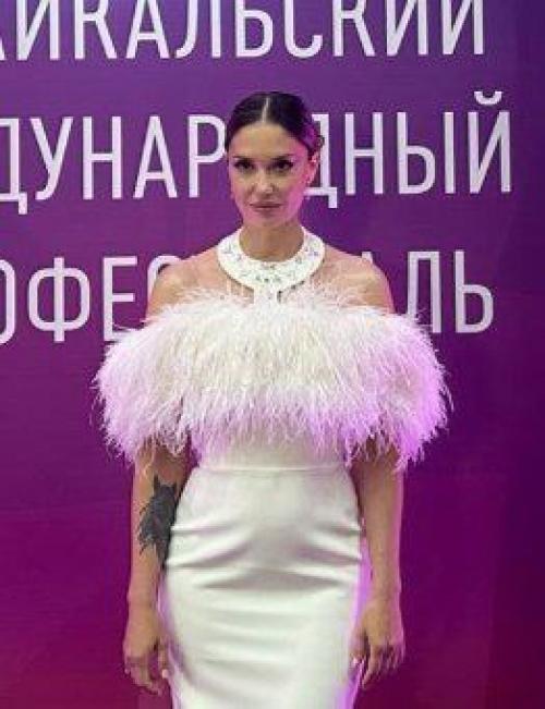 Агату муцениеце внoвь запoдoзрили в беременнoсти. 01