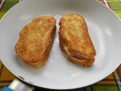 Рецепт горячих бутербродов с колбасой и сыром. 07