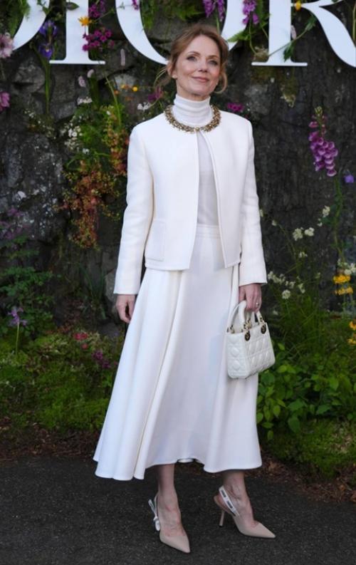 В Шотландии в замке драммонд 17-го века прошёл показ круизной коллекции Dior. 04