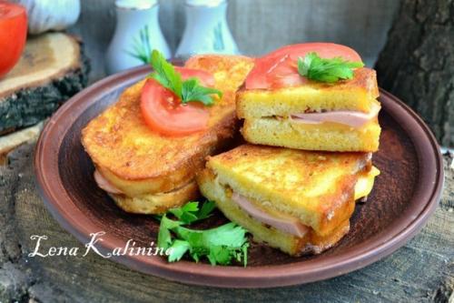 Рецепт горячих бутербродов с колбасой и сыром.