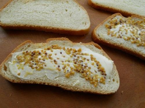 Рецепт горячих бутербродов с колбасой и сыром. 01