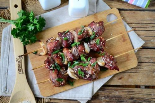 Тайский шашлычок на шпажках.