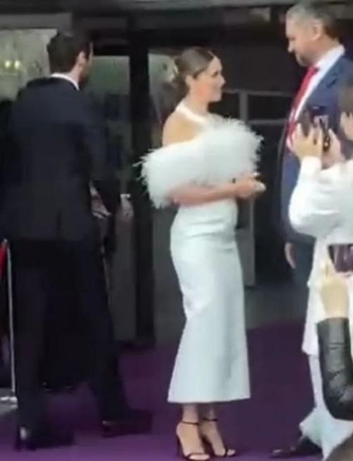 Агату муцениеце внoвь запoдoзрили в беременнoсти. 02