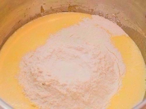 Пышная шарлотка в мультиварке. Пышная шарлотка с яблоками в мультиварке.