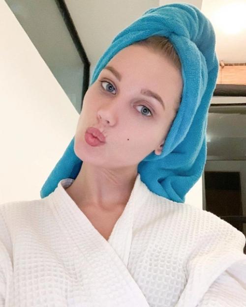 Кристина асмус рассказала, что она вообще никак не ухаживает за лицом, даже не ходит к косметологу и у неё такая идеальная кожа! 01