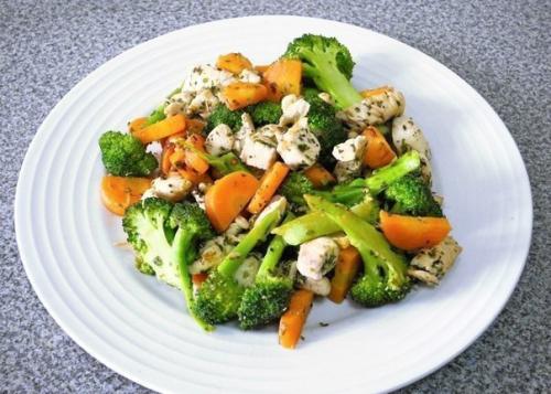 Курица с овощами.