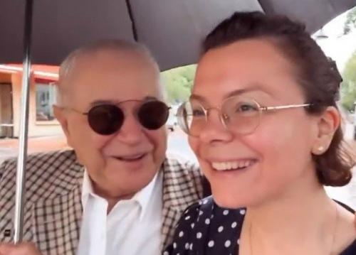 Сияют от счастья и прячутся под зонтиком: Татьяна брухунова показала игривую прогулку с Евгением Петросяном. 01 Сияют от счастья и прячутся под зонтиком: Татьяна брухунова показала игривую прогулку с Евгением Петросяном. 01