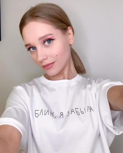 Кристина асмус рассказала, что она вообще никак не ухаживает за лицом, даже не ходит к косметологу и у неё такая идеальная кожа! 04