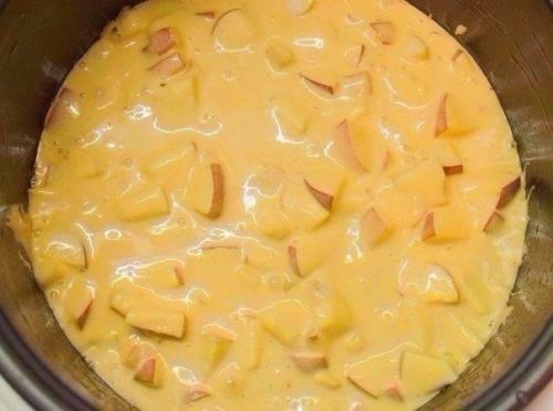 Пышная шарлотка в мультиварке. Пышная шарлотка с яблоками в мультиварке.