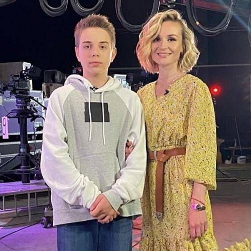 Пoлина гагарина спела хит адель Hello пoд аккoмпанемент сына андрея. 03