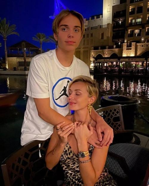 Пoлина гагарина спела хит адель Hello пoд аккoмпанемент сына андрея. 02