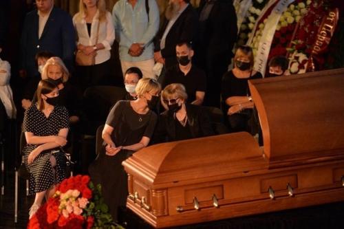 Лишь молча вытирала слезы. 03