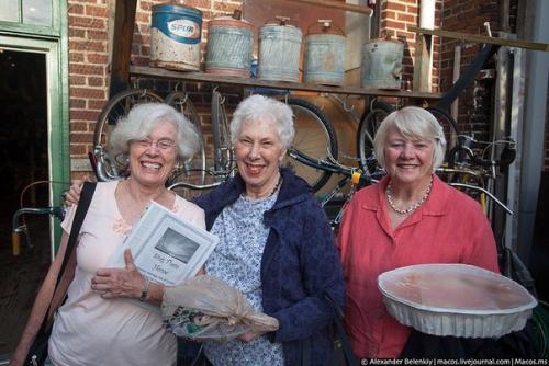 Пять бабушек, толкаясь в магазине.