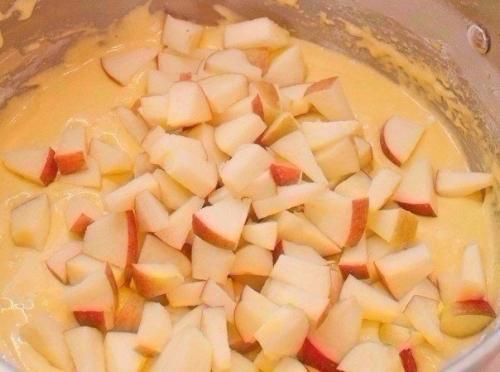 Пышная шарлотка в мультиварке. Пышная шарлотка с яблоками в мультиварке.