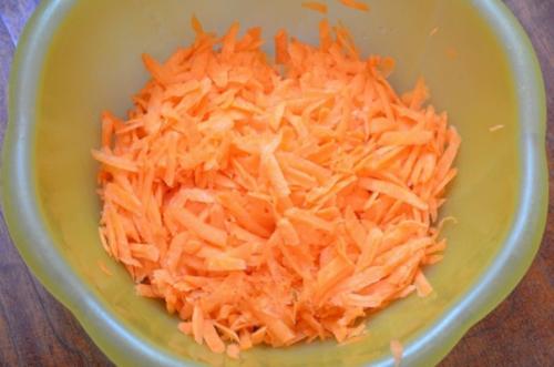 Салат с копченой колбасой и морковью. 01