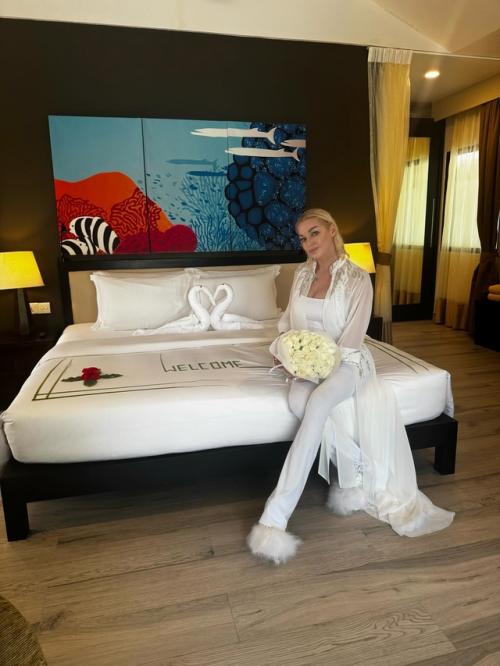 Начался новый сезон нашего любимого сериала под названием Анастасия Волочкова её очередной спутник на Мальдивах. 04