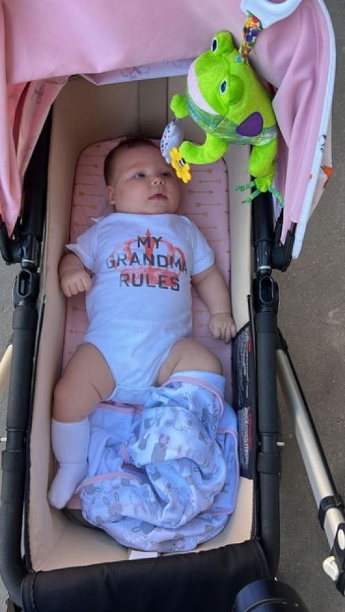 Сестра Жанны Фриске показала, как родители певицы нянчатся с новорожденной внучкой. 01