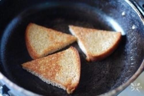 Чесночные гренки со шпротами и яйцом. 01 Чесночные гренки со шпротами и яйцом. 01