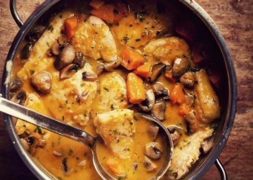 Спортивный вариант куриной грудки с грибами в сливочном соусе.