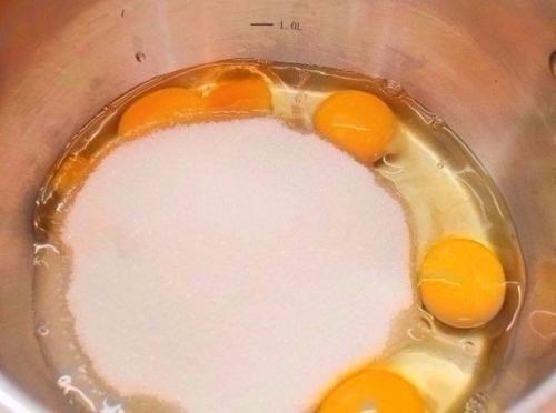 Пышная шарлотка в мультиварке. Пышная шарлотка с яблоками в мультиварке.