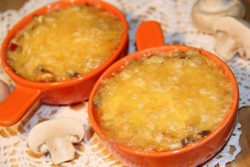 Жульен с шампиньонами и сыром.