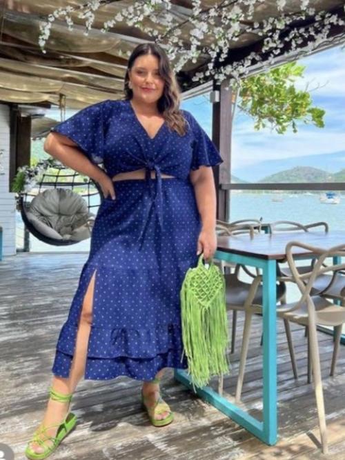 Образы для плюс - сайз могут быть в абсолютно разных цветах и фасонах, это касается и шорт выше коленей! 02