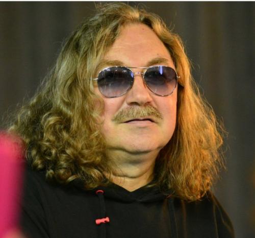 Музыкант с предпринимательницей из-за обертки шоколадки судился. 01