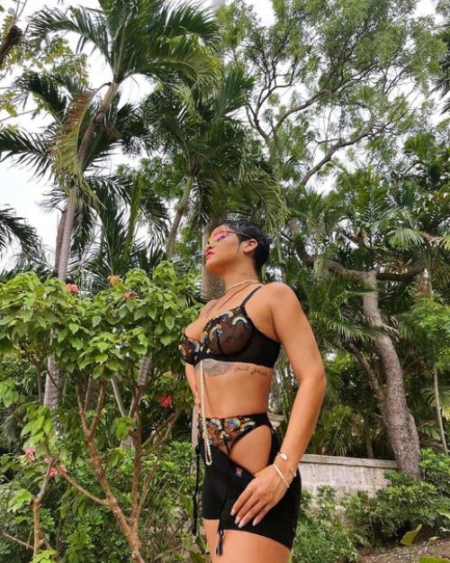 Рианна стала самой богатой исполнительницей планеты: Forbes оценил состояние певицы в 1, 7 миллиарда долларов. 02