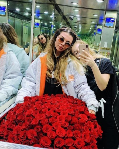 Eслабыe букeты Анне седоковой дарят. 01