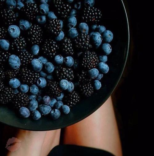 Как же я люблю лето, за то, что можно есть таких вкусняшки и абсолютно не поправляться!