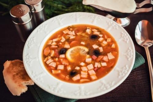 Солянка.  Ингредиенты. 400 г мясо (свинина или говядина).