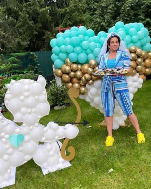 48-Летняя певица Наташа королева отметила 18-летие совместной жизни с Сергеем Глушко. 02