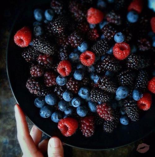 Как же я люблю лето, за то, что можно есть таких вкусняшки и абсолютно не поправляться! 05