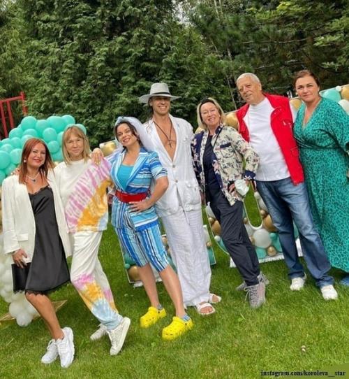 48-Летняя певица Наташа королева отметила 18-летие совместной жизни с Сергеем Глушко. 01