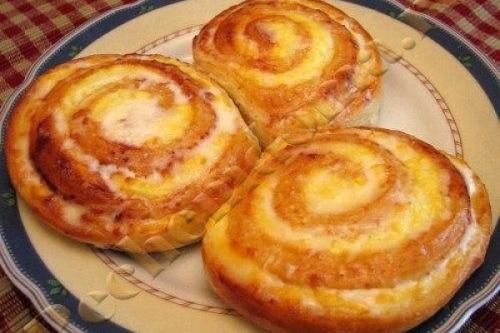 Творожные завитушки в сметанной заливке. Творожные завитушки в сметанной заливке.