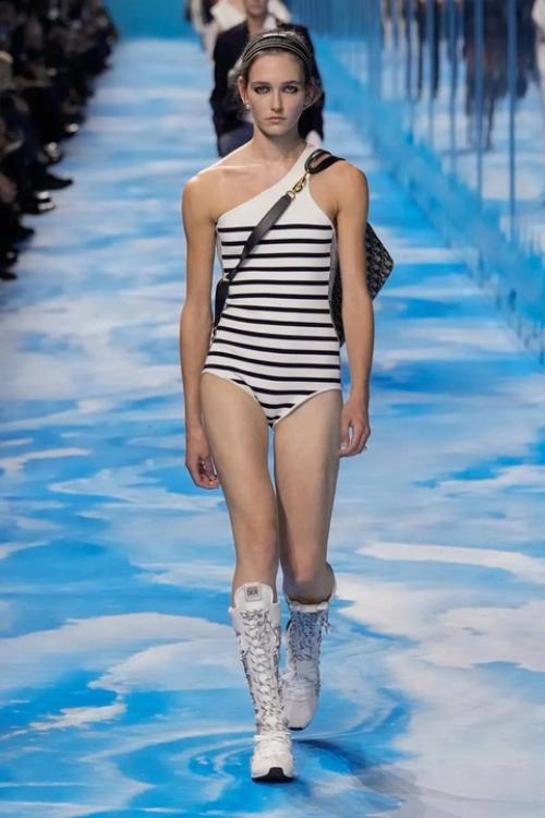 А вот и долгожданный показ Dior. 05