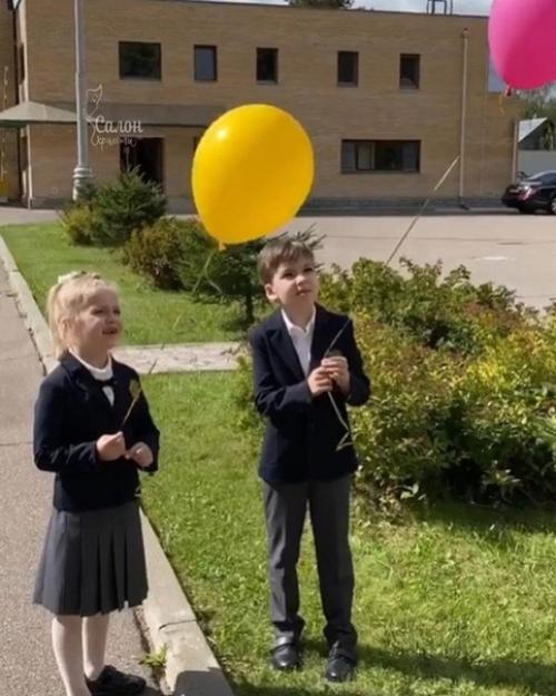 Милые первоклашки Максим Галкин с Аллой Борисовной отвели своих деток в первый класс! 05